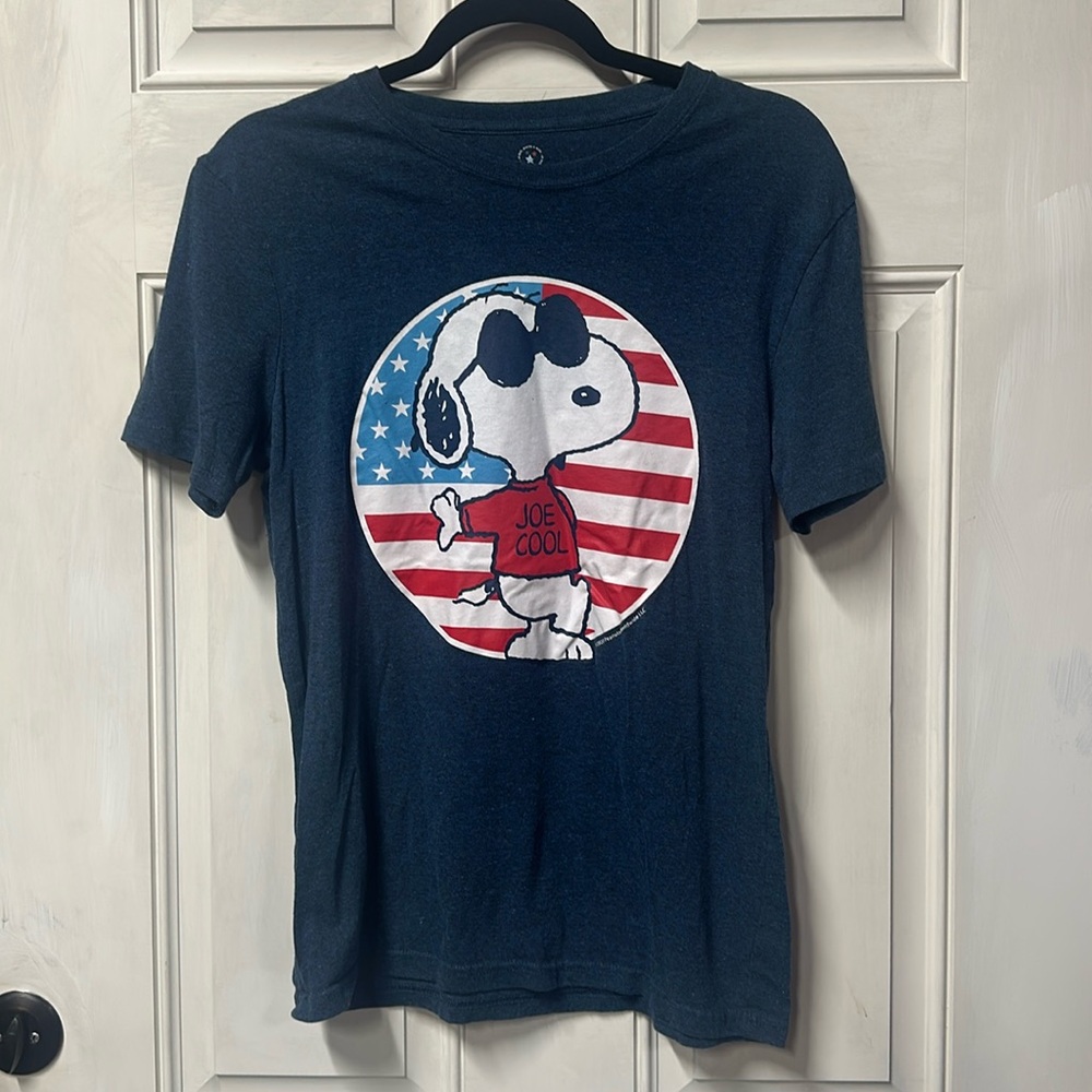 Small men’s snoopy patriotic Joe Cool tee in gray/blue